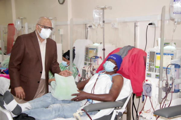 Hospital Padre Billini dona silla de ruedas eléctrica y colchas a pacientes del área de hemodiálisis.