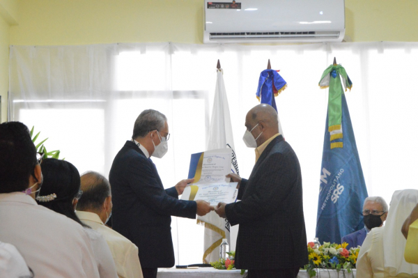 Director del Hospital Padre Billini recibe reconocimiento del Colegio Dominicano de Cirujanos