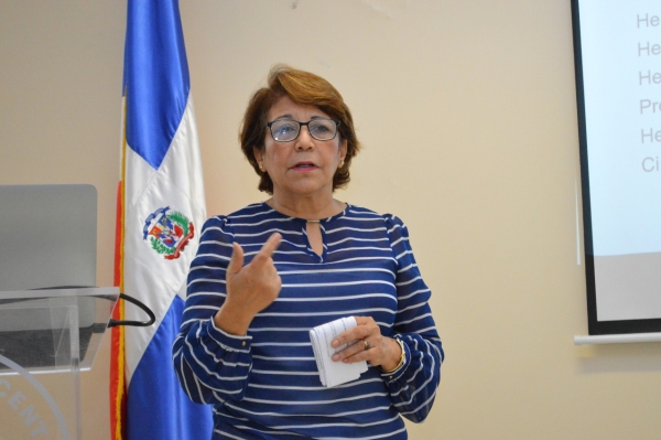 La  doctora Joanne Taveras, encargada del Programa de Atención de Adultos con Hemofilia del Hospital Docente Padre Billini,  durante su intervención.