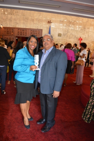 Directora Hospital Docente Padre Billini recibe reconocimiento por el apoyo brindado a la salud bucal.